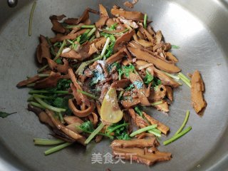 芹菜炒笋干步骤8