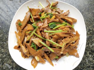 芹菜炒笋干步骤9