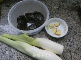 六月黄炒茭白步骤1