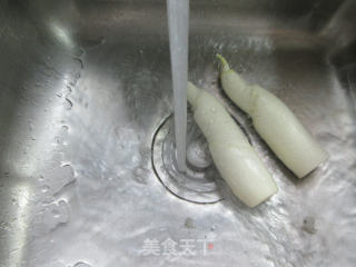 六月黄炒茭白步骤2