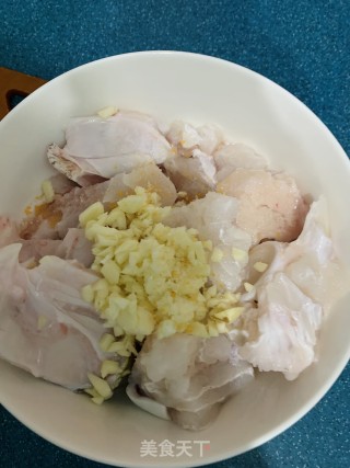蒜蓉蒸龙躉腩步骤1