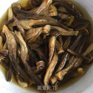 菌菇烧鸡腿步骤2