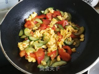 番茄黄瓜炒蛋步骤6