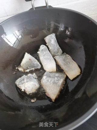 酱烧鲈鱼步骤4