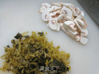咸菜蘑菇炒毛豆步骤3