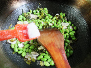 咸菜蘑菇炒毛豆步骤7
