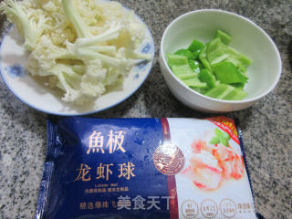 青椒龙虾球炒花菜步骤1