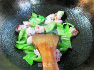 青椒龙虾球炒花菜步骤4