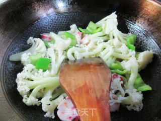 青椒龙虾球炒花菜步骤5