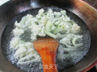青椒龙虾球炒花菜步骤3