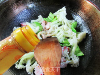 青椒龙虾球炒花菜步骤6
