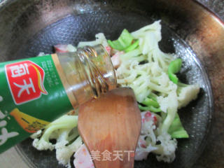 青椒龙虾球炒花菜步骤7