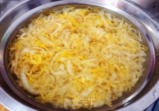 酸菜肥牛卷#懒人快手餐#步骤2