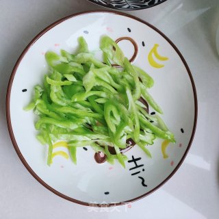 鸡胸肉炒辣椒步骤4