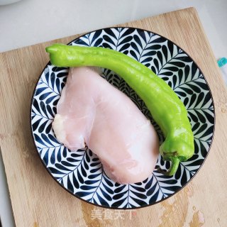 鸡胸肉炒辣椒步骤1