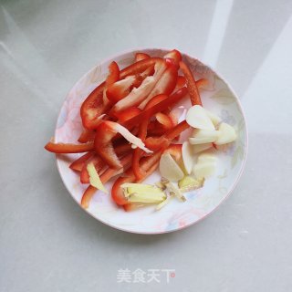 鸡胸肉炒辣椒步骤5
