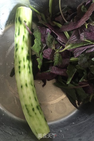紫苏炒黄瓜步骤1