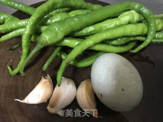 青椒炝皮蛋步骤1