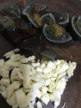 青椒炝皮蛋步骤3