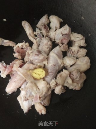 鸡腿肉焖煮云耳步骤1