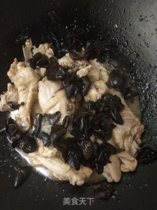 鸡腿肉焖煮云耳步骤4