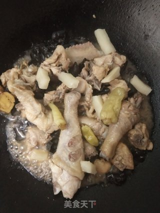 鸡腿肉焖煮云耳步骤5