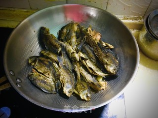 鲫鱼焖黄豆步骤2