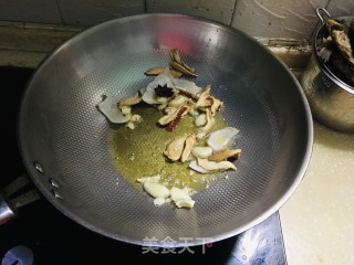 鲫鱼焖黄豆步骤1