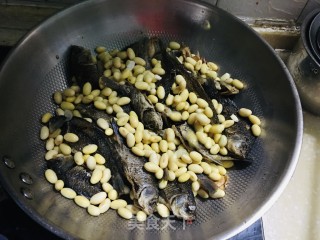 鲫鱼焖黄豆步骤3
