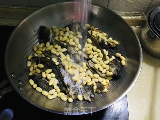 鲫鱼焖黄豆步骤4