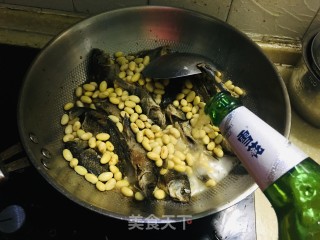 鲫鱼焖黄豆步骤6