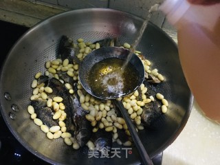 鲫鱼焖黄豆步骤5