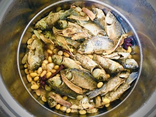 鲫鱼焖黄豆步骤9