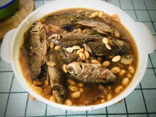鲫鱼焖黄豆步骤10