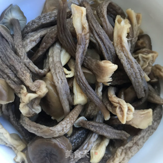 鹿茸菇炖鸡块步骤4