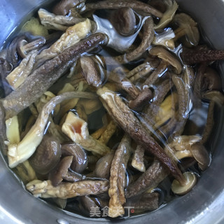 鹿茸菇炖鸡块步骤2