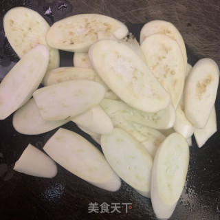 黄豆酱炒白茄瓜步骤2