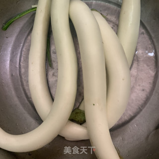 黄豆酱炒白茄瓜步骤1