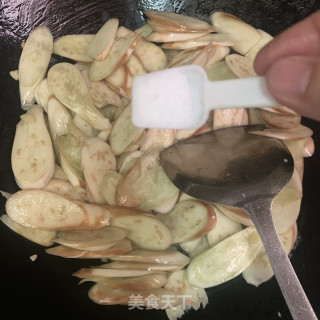 黄豆酱炒白茄瓜步骤6