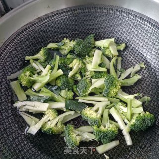 尖椒炒西兰花步骤1