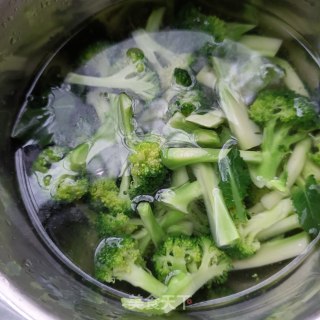 尖椒炒西兰花步骤4