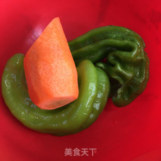 鸡蛋炒青椒胡萝卜丝步骤1