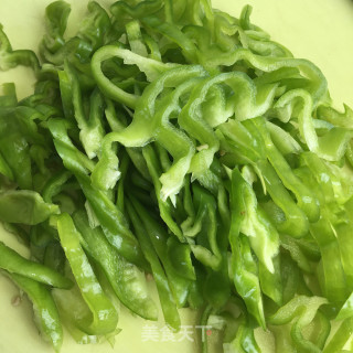 鸡蛋炒青椒胡萝卜丝步骤3