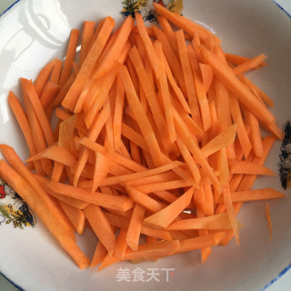 鸡蛋炒青椒胡萝卜丝步骤2