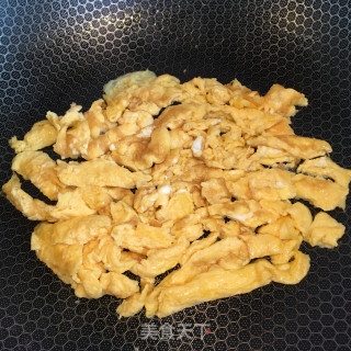 鸡蛋炒青椒胡萝卜丝步骤6