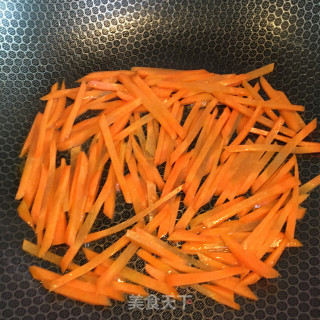鸡蛋炒青椒胡萝卜丝步骤7