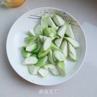 枸杞、丝瓜炒鸡蛋步骤2