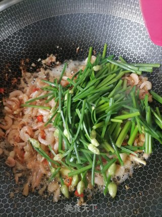 韭菜花炒河虾步骤5