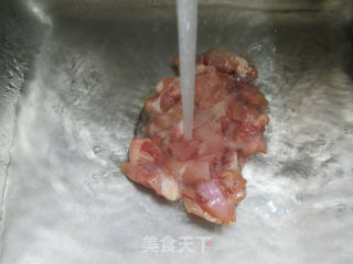 鸡腿肉丁炒豇豆步骤2