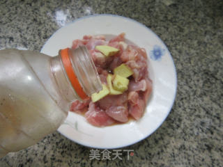 鸡腿肉丁炒豇豆步骤4